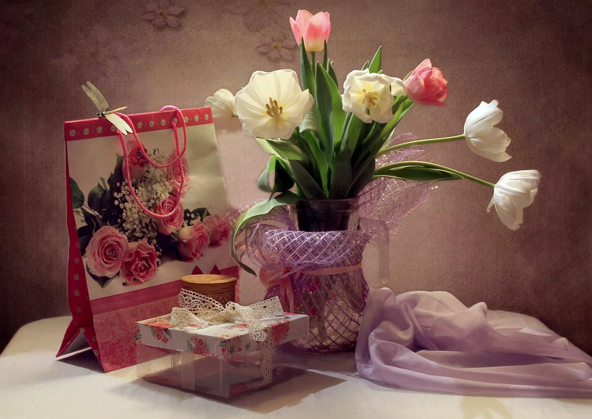 Обои розы, букет, тюльпаны, коробочка, roses, bouquet, tulips, box разрешение 1920x1357 Загрузить