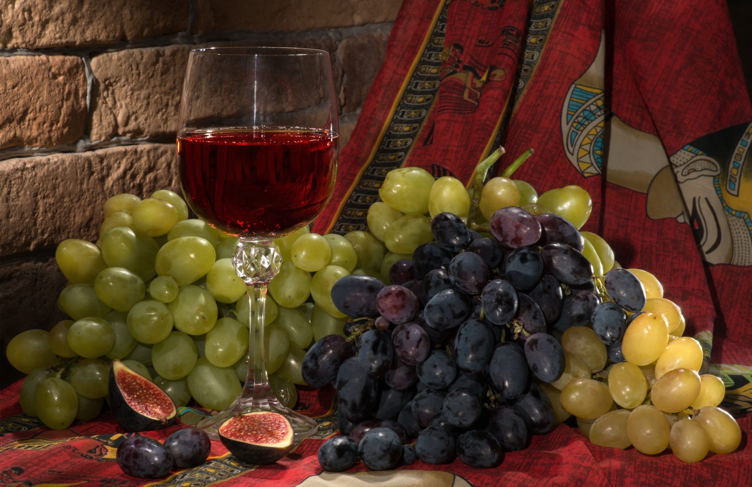 Обои виноград, инжир, бокал, ягоды, кирпич, вино, платок, натюрморт, красное вино, grapes, figs, glass, berries, brick, wine, shawl, still life, red wine разрешение 2400x1556 Загрузить