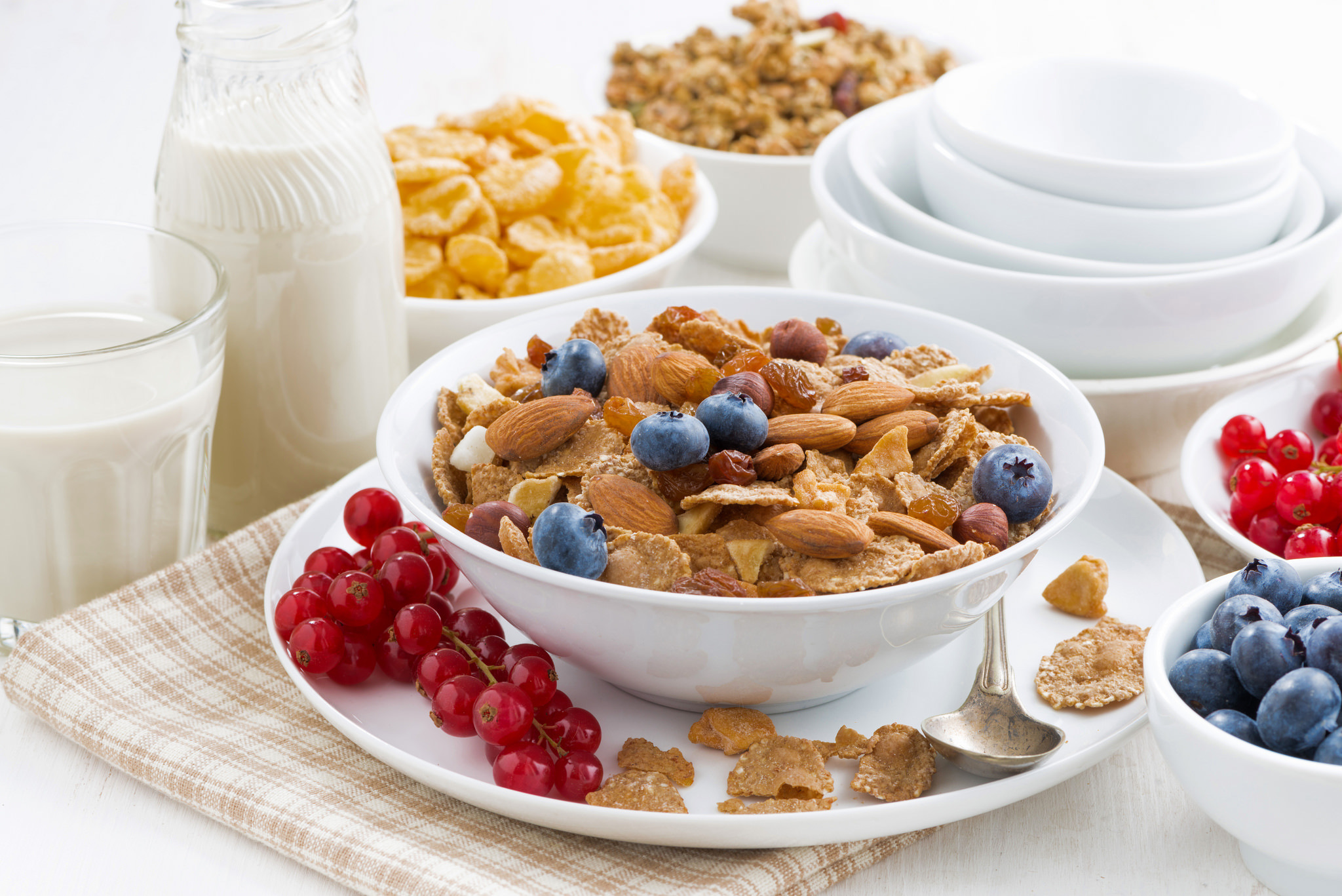 Обои орехи, ягоды, завтрак, молоко, смородина, миндаль, хлопья, голубика, nuts, berries, breakfast, milk, currants, almonds, cereal, blueberries разрешение 2048x1367 Загрузить