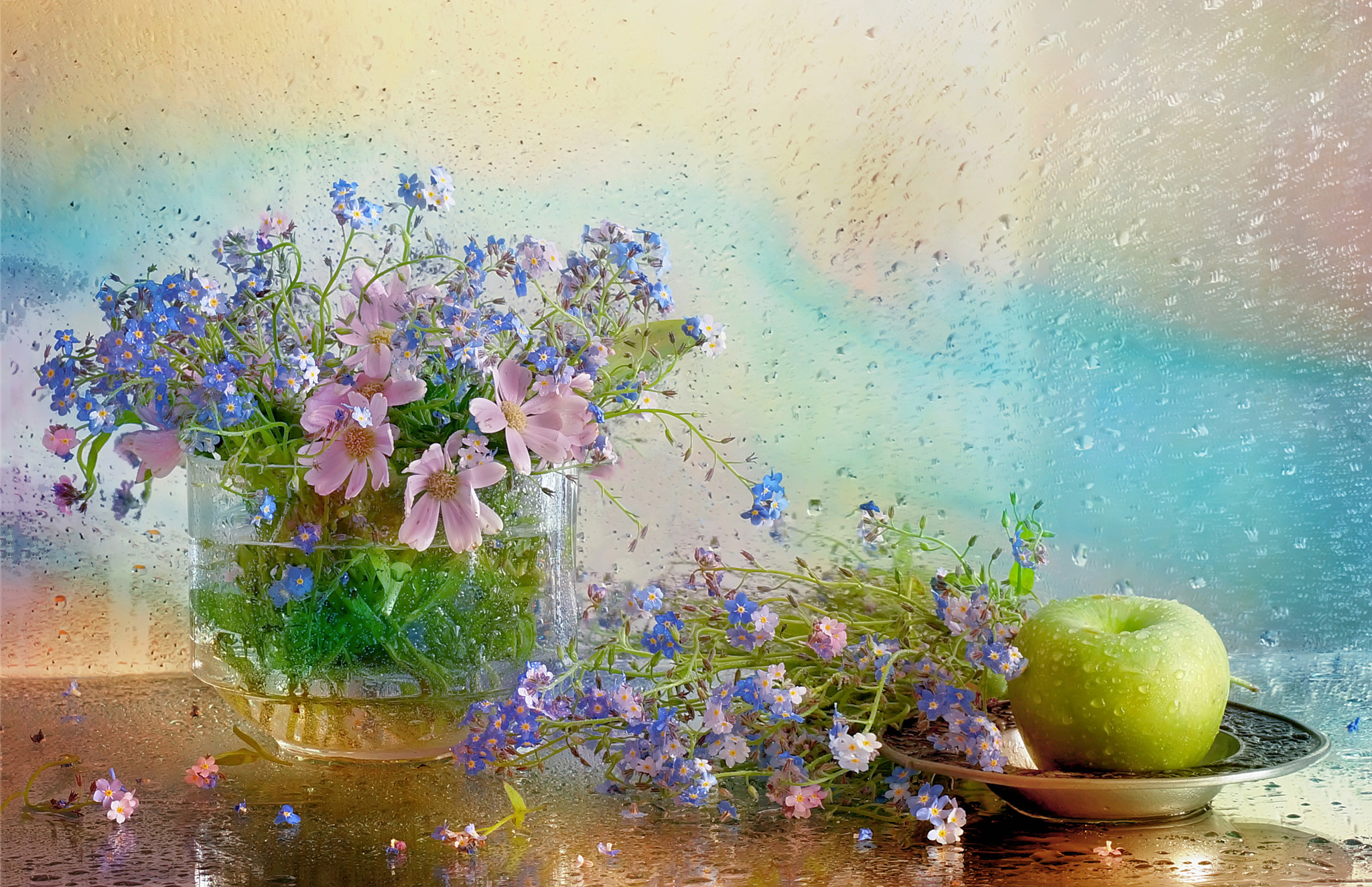 Обои космея, цветы, вода, капли, яблоко, ваза, незабудки, тарелка, натюрморт, kosmeya, flowers, water, drops, apple, vase, forget-me-nots, plate, still life разрешение 2048x1324 Загрузить