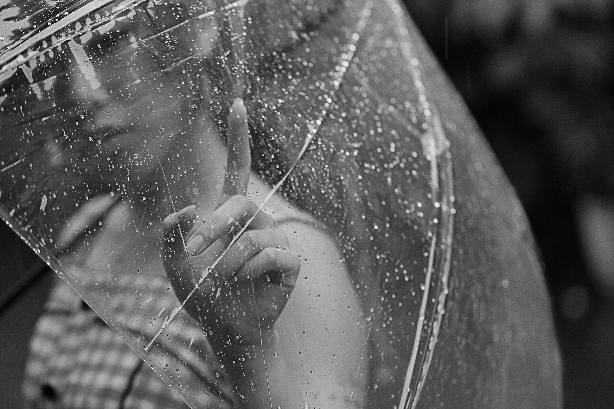 Обои рука, девушка, палец, капли, дождь, зонтик, hand, girl, finger, drops, rain, umbrella разрешение 2048x1365 Загрузить