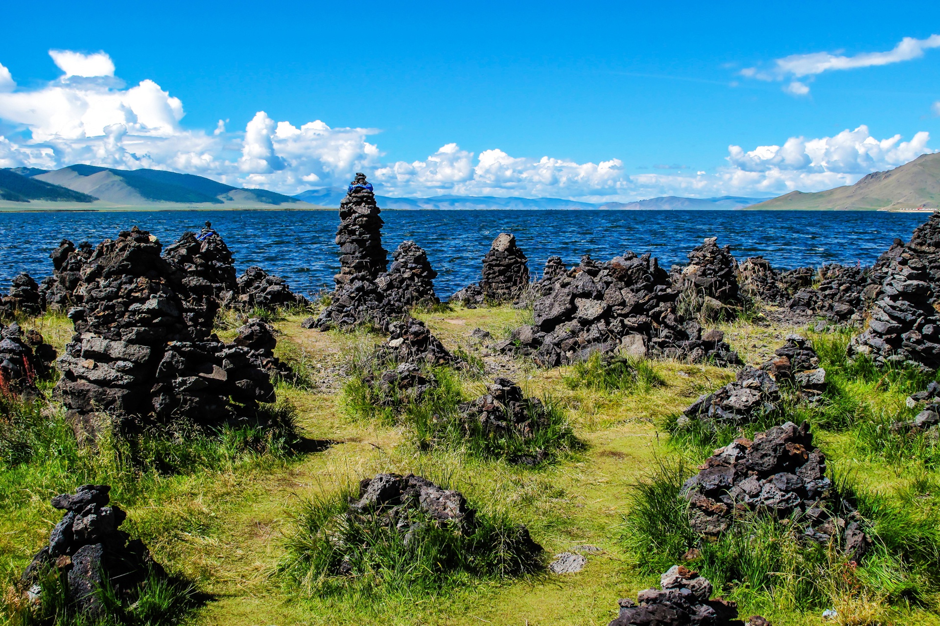 Обои небо, озеро, камни, монголия, the sky, lake, stones, mongolia разрешение 1920x1279 Загрузить