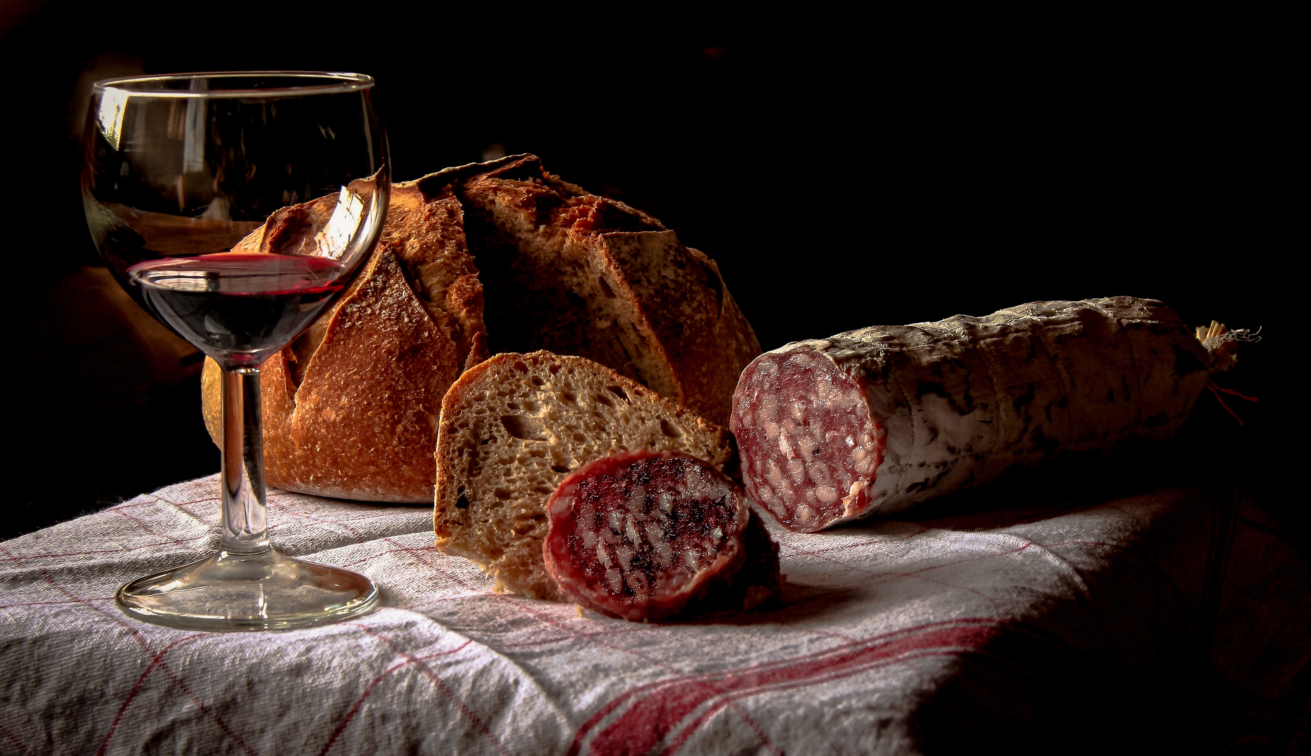 Обои бокал, хлеб, вино, колбаса, скатерть, glass, bread, wine, sausage, tablecloth разрешение 5184x2990 Загрузить