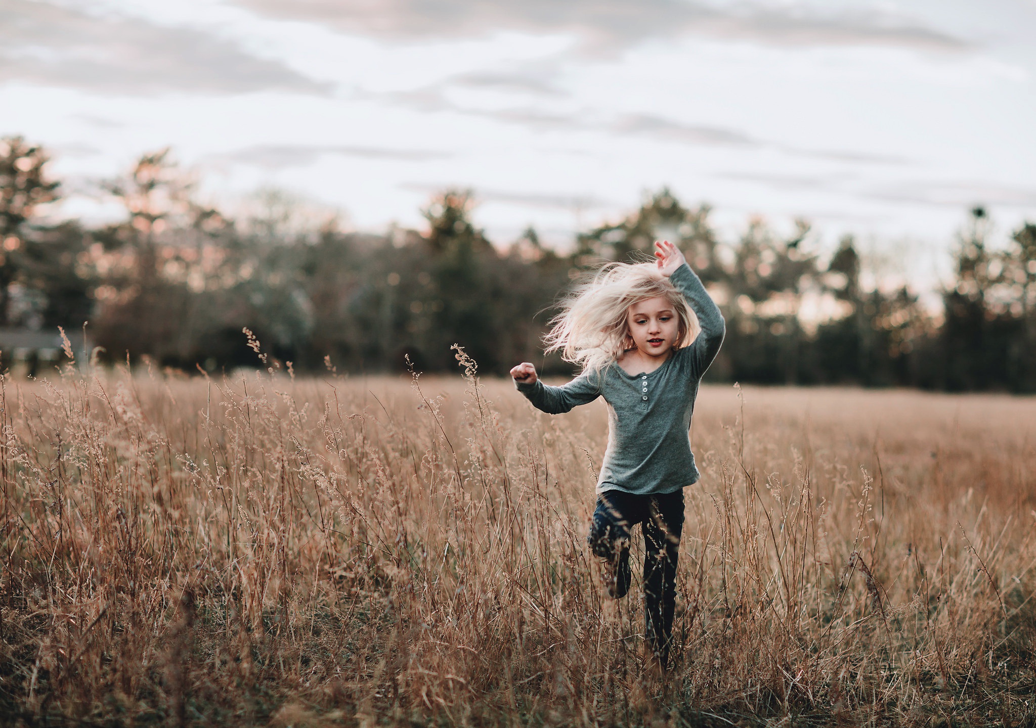 Обои природа, поле, дети, девочка, волосы, бег, nature, field, children, girl, hair, running разрешение 2048x1440 Загрузить