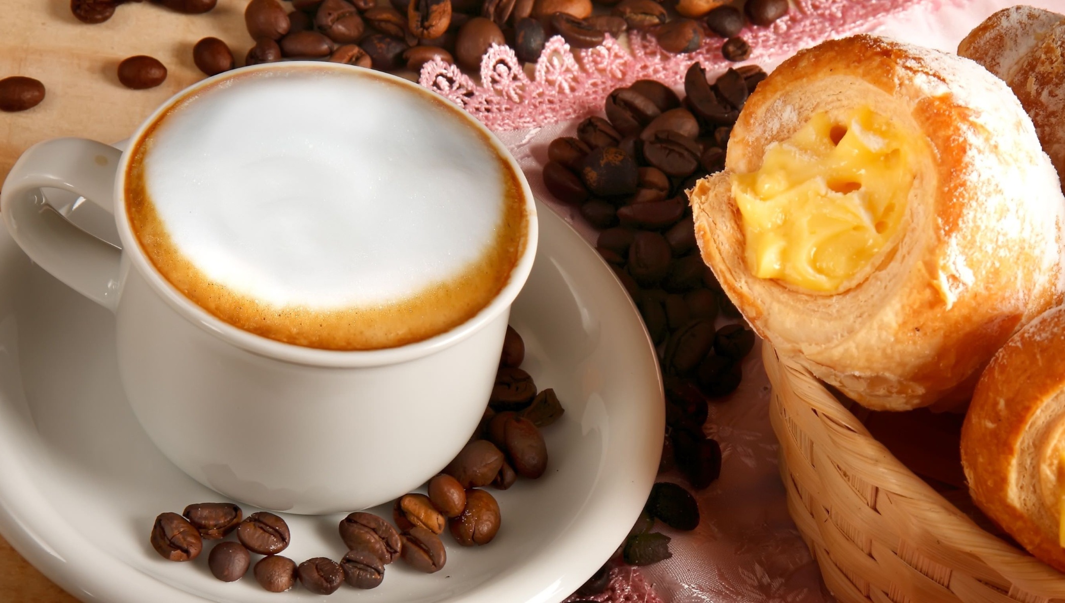 Обои зерна, кофе, чашка, капучино, пенка, пирожное, круассан, grain, coffee, cup, cappuccino, foam, cake, croissant разрешение 2100x1190 Загрузить
