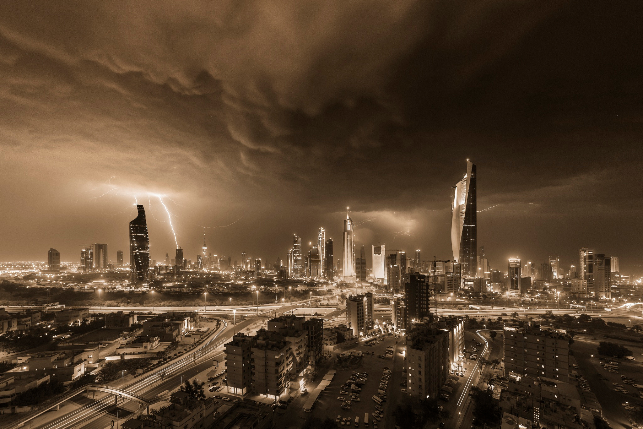 Обои небо, гроза, ночь, шторм, кувейт, огни, эль-кувейт, вечер, буря, небоскребы, дома, молнии, the sky, the storm, night, kuwait, lights, the evening, storm, skyscrapers, home, zipper разрешение 2048x1366 Загрузить