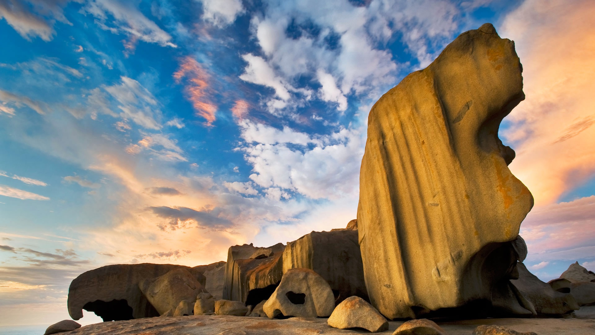 Обои небо, облака, скалы, австралия, остров кенгуру, remarkable rocks, the sky, clouds, rocks, australia, kangaroo island разрешение 1920x1080 Загрузить