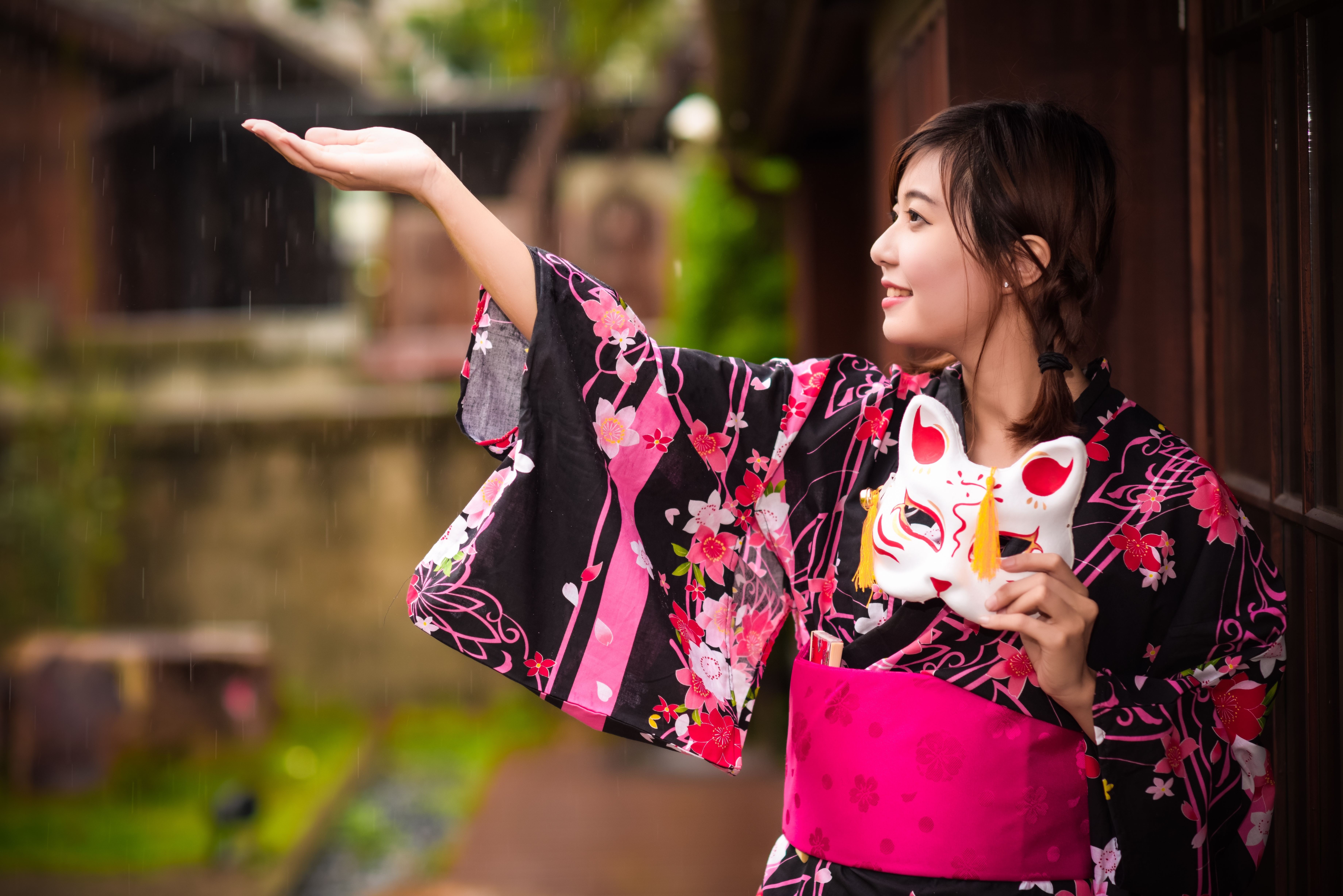 Обои стиль, кимоно, девушка, азиатка, настроение, маска, поза, улыбка, взгляд, дождь, style, kimono, girl, asian, mood, mask, pose, smile, look, rain разрешение 7360x4912 Загрузить