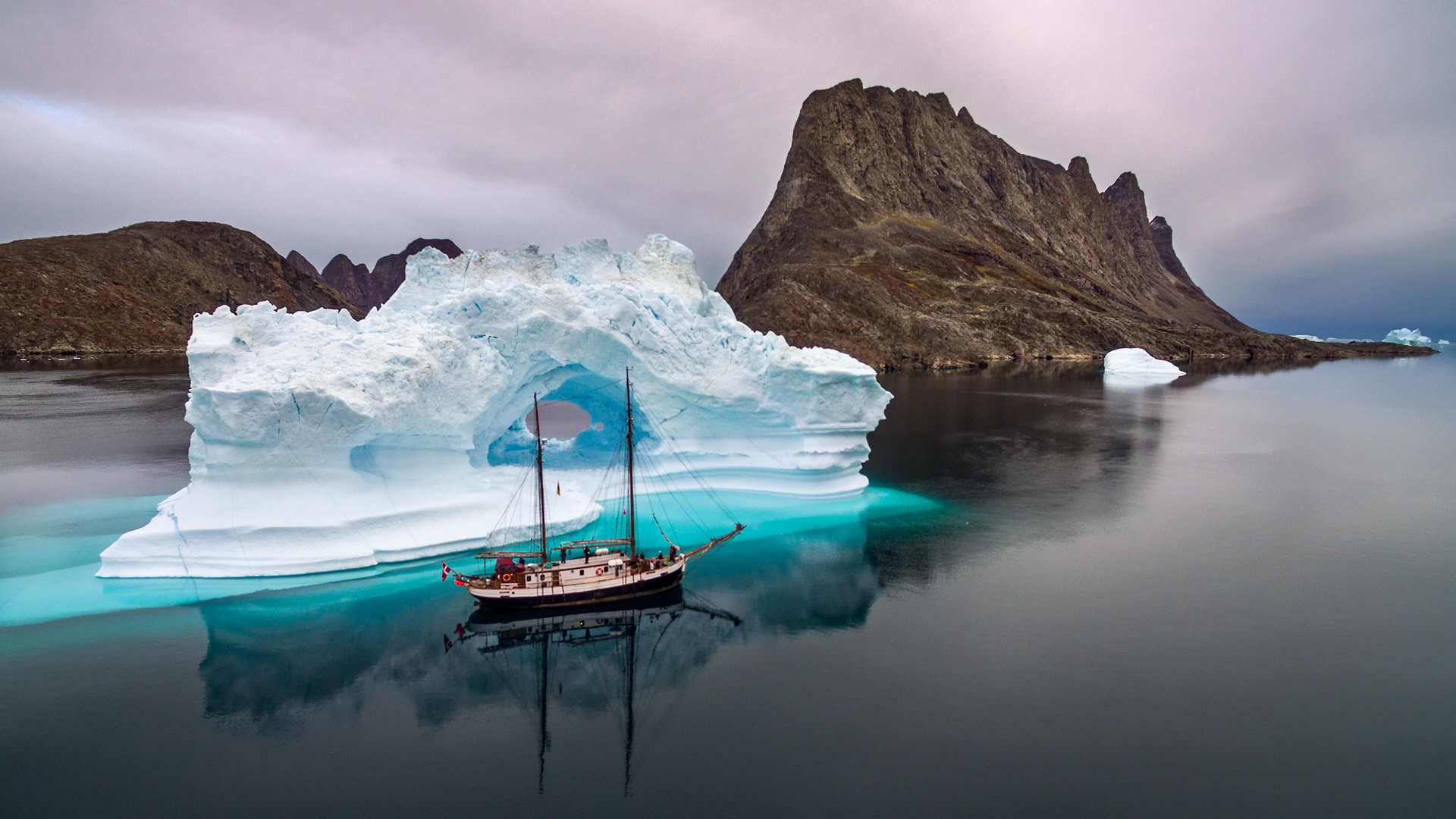 Обои скалы, отражение, пейзаж, море, корабль, лёд, айсберг, rocks, reflection, landscape, sea, ship, ice, iceberg разрешение 1920x1080 Загрузить