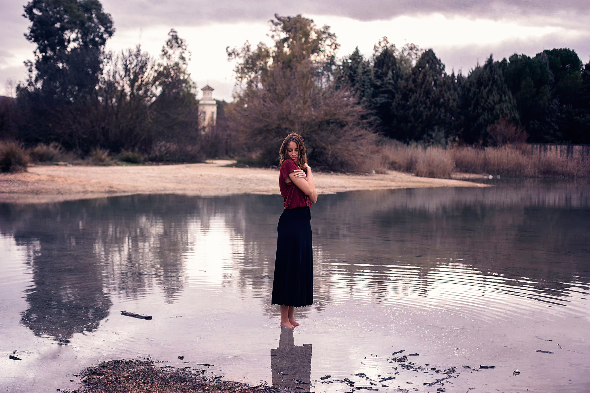 Обои природа, девушка, настроение, поза, лицо, в воде, босиком, nature, girl, mood, pose, face, in the water, barefoot разрешение 2048x1365 Загрузить