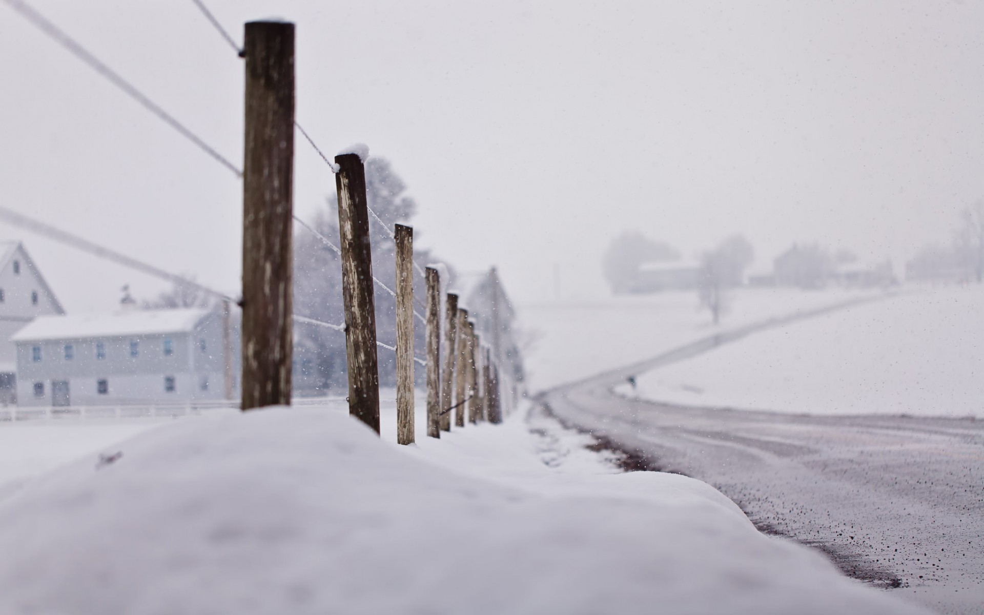 Обои дорога, снег, зима, макро, забор, road, snow, winter, macro, the fence разрешение 1920x1200 Загрузить