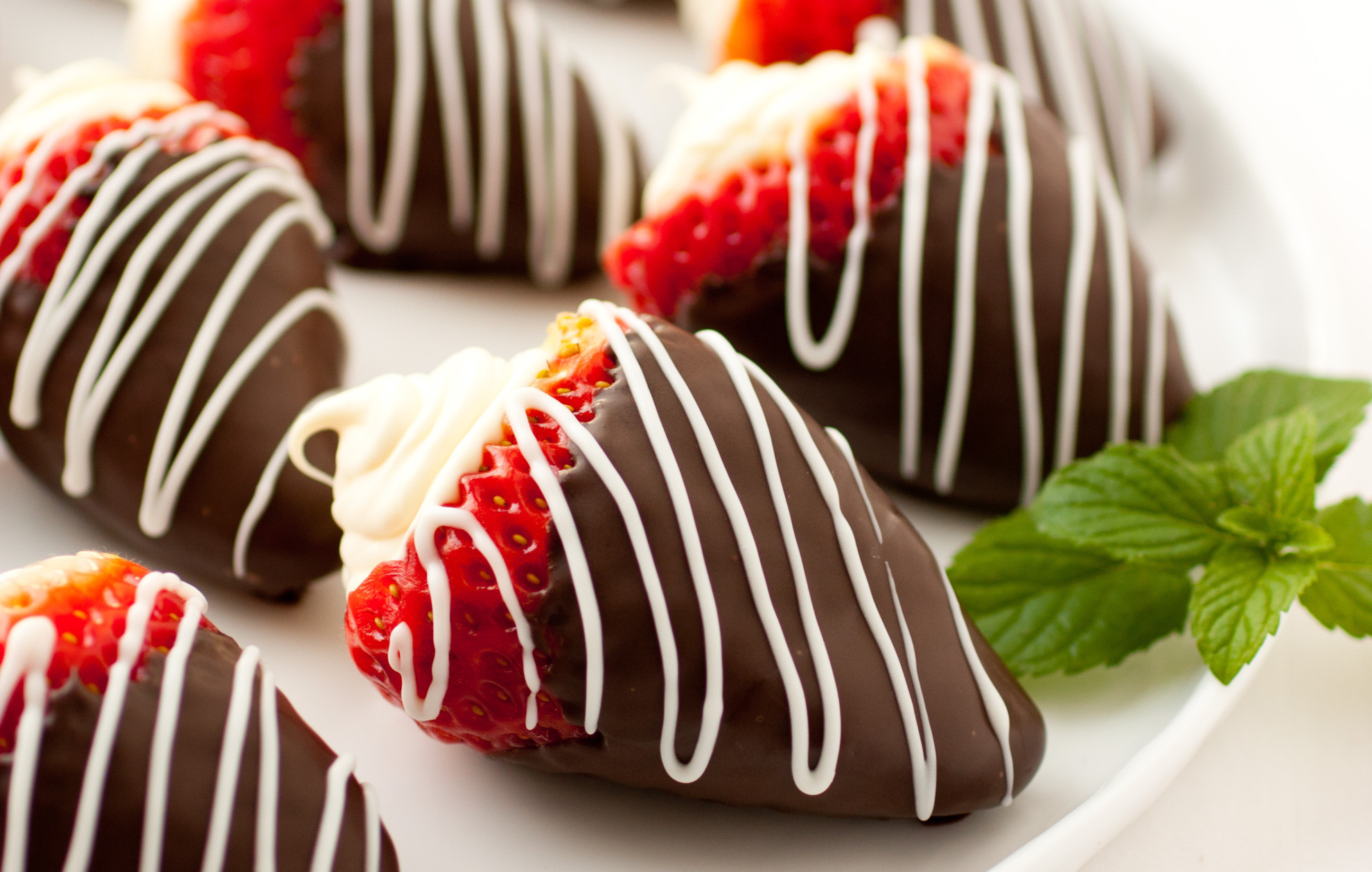 Обои клубника, ягоды, шоколад, десерт, клубника в шоколаде, крем, strawberry, berries, chocolate, dessert, chocolate-covered strawberries, cream разрешение 1980x1259 Загрузить
