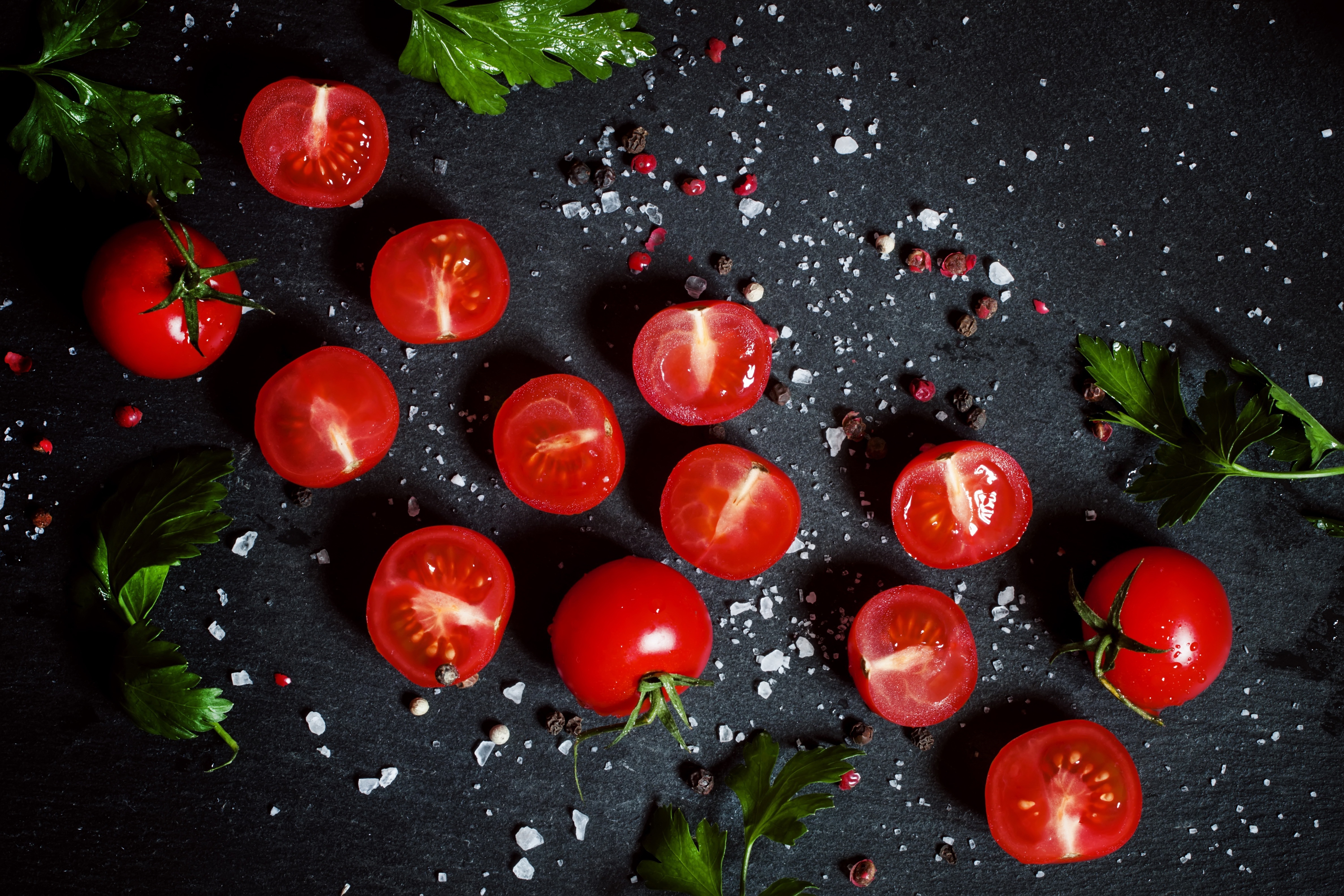 Обои черный фон, овощи, помидоры, петрушка, специи, черри, black background, vegetables, tomatoes, parsley, spices, cherry разрешение 4752x3168 Загрузить