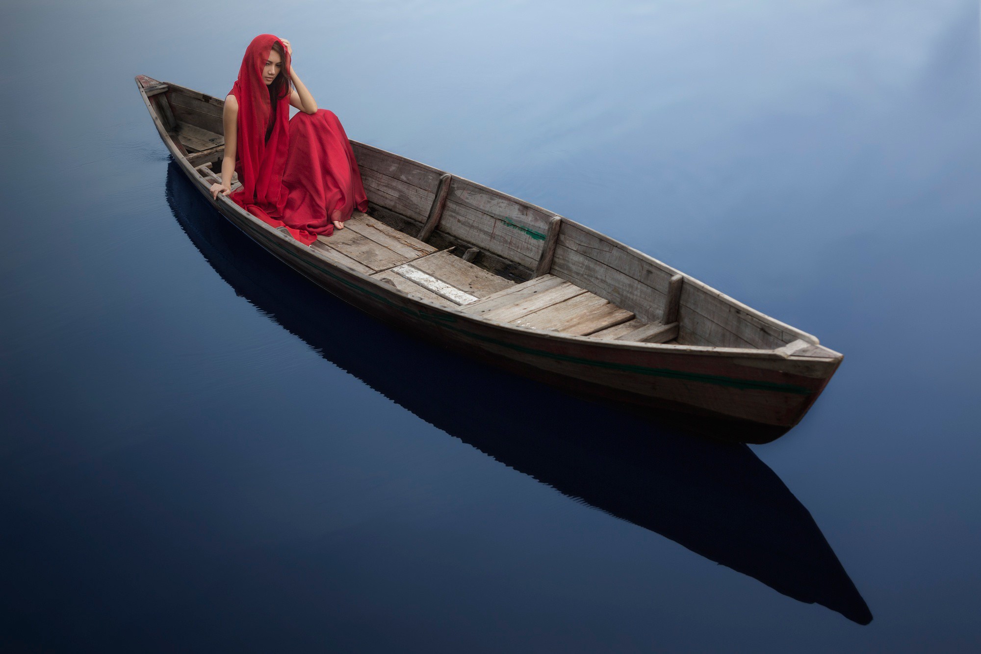 Обои вода, девушка, лодка, модель, в красном, water, girl, boat, model, in red разрешение 2000x1333 Загрузить