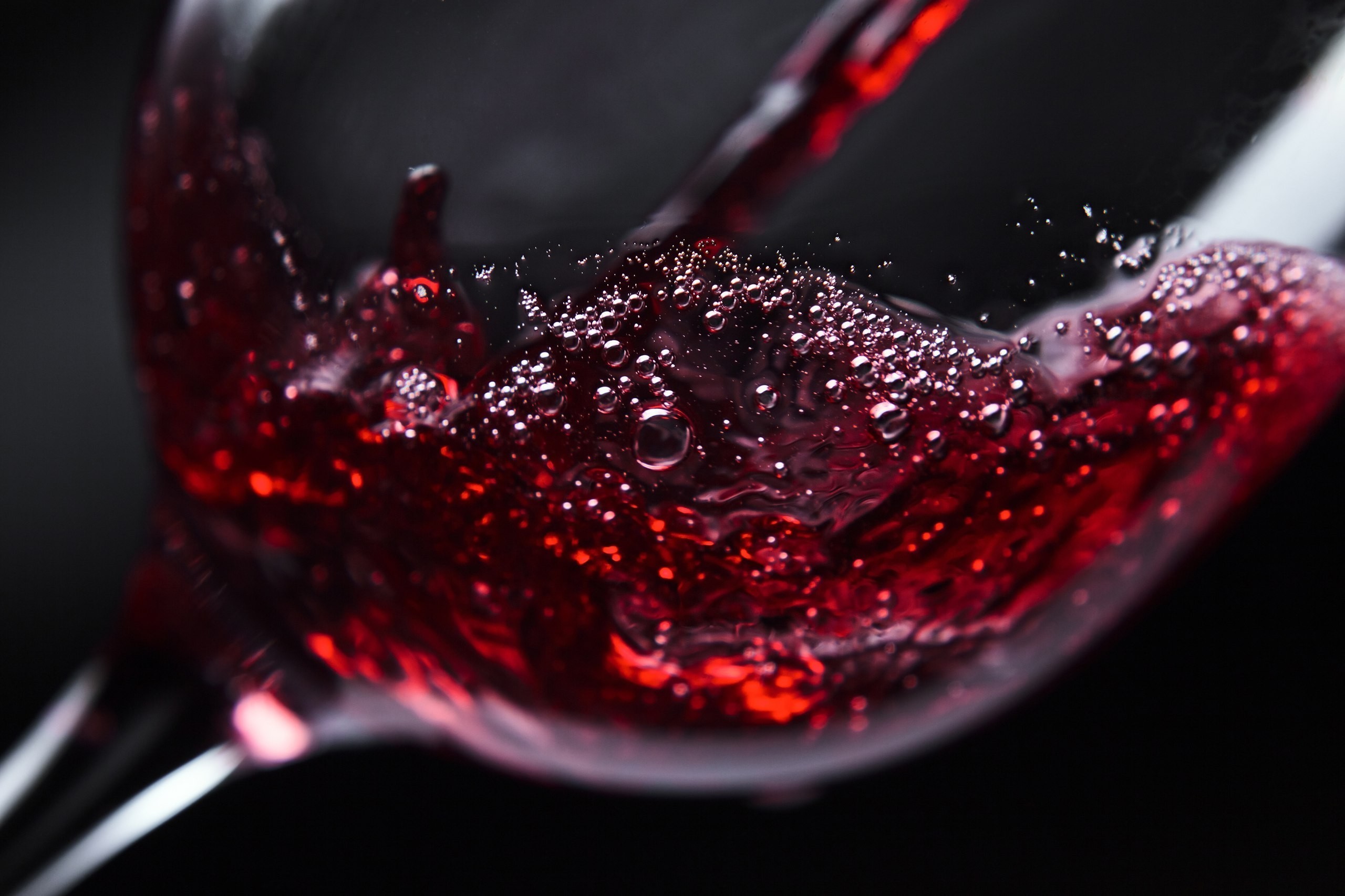 Обои бокал, вино, красное вино, крупным планом, glass, wine, red wine, closeup разрешение 2560x1707 Загрузить