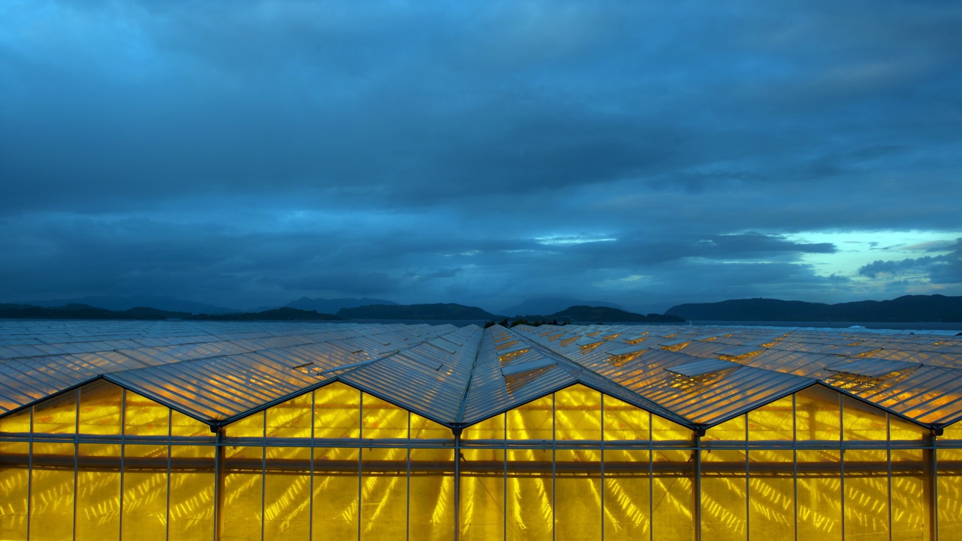 Обои небо, свет, облака, горы, природа, пейзаж, стекло, теплица, the sky, light, clouds, mountains, nature, landscape, glass, greenhouse разрешение 1920x1080 Загрузить