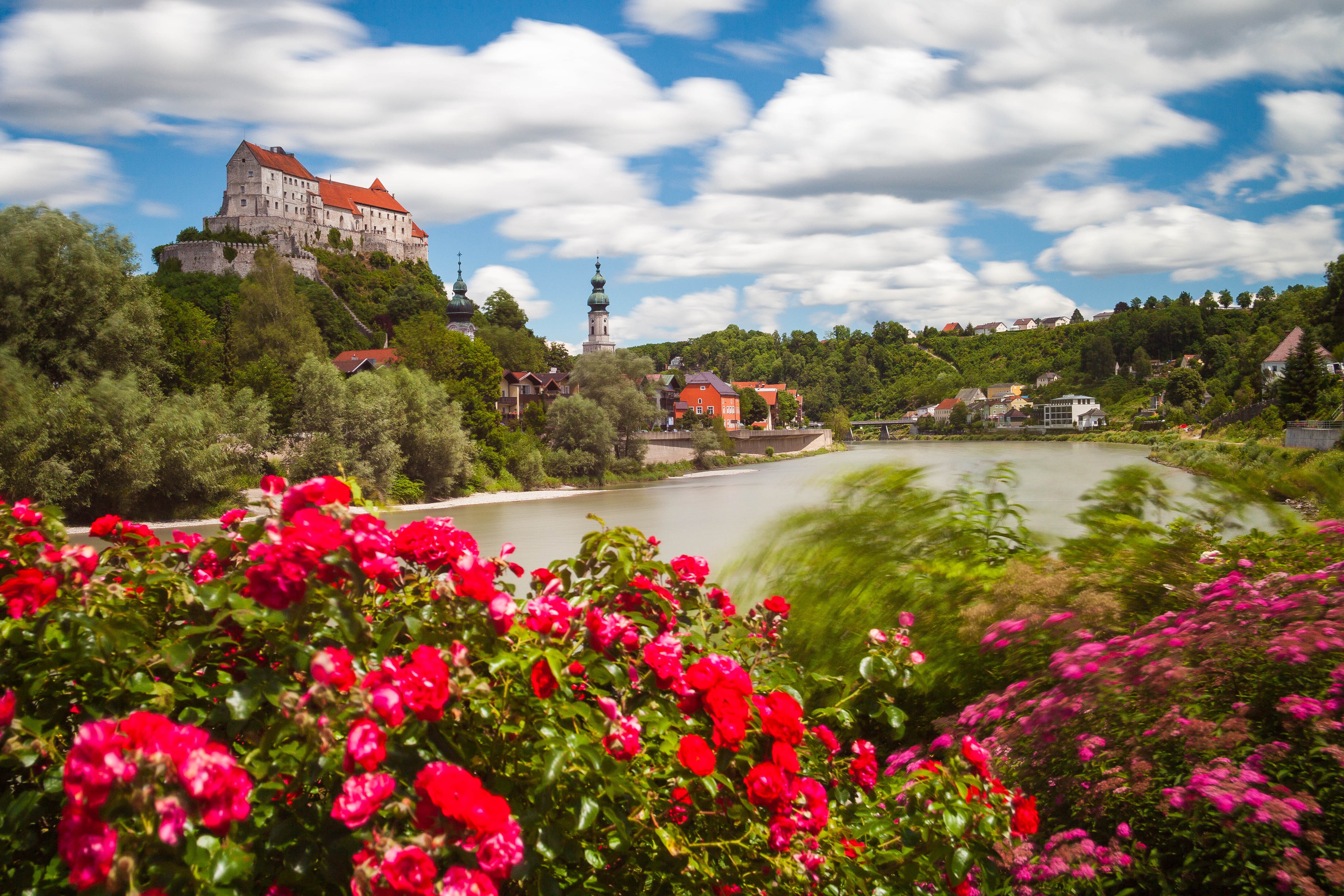 Обои бургхаузен, цветы, salzach river, река, замок бургхаузен, кусты, река зальцах, замок, розы, германия, бавария, баварии, burghausen, flowers, river, burghausen castle, the bushes, the salzach river, castle, roses, germany, bayern, bavaria разрешение 4381x2921 Загрузить