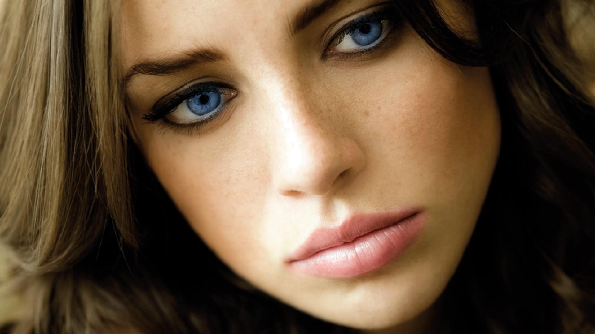 Обои девушка, взгляд, волосы, лицо, голубые глаза, girl, look, hair, face, blue eyes разрешение 1920x1080 Загрузить