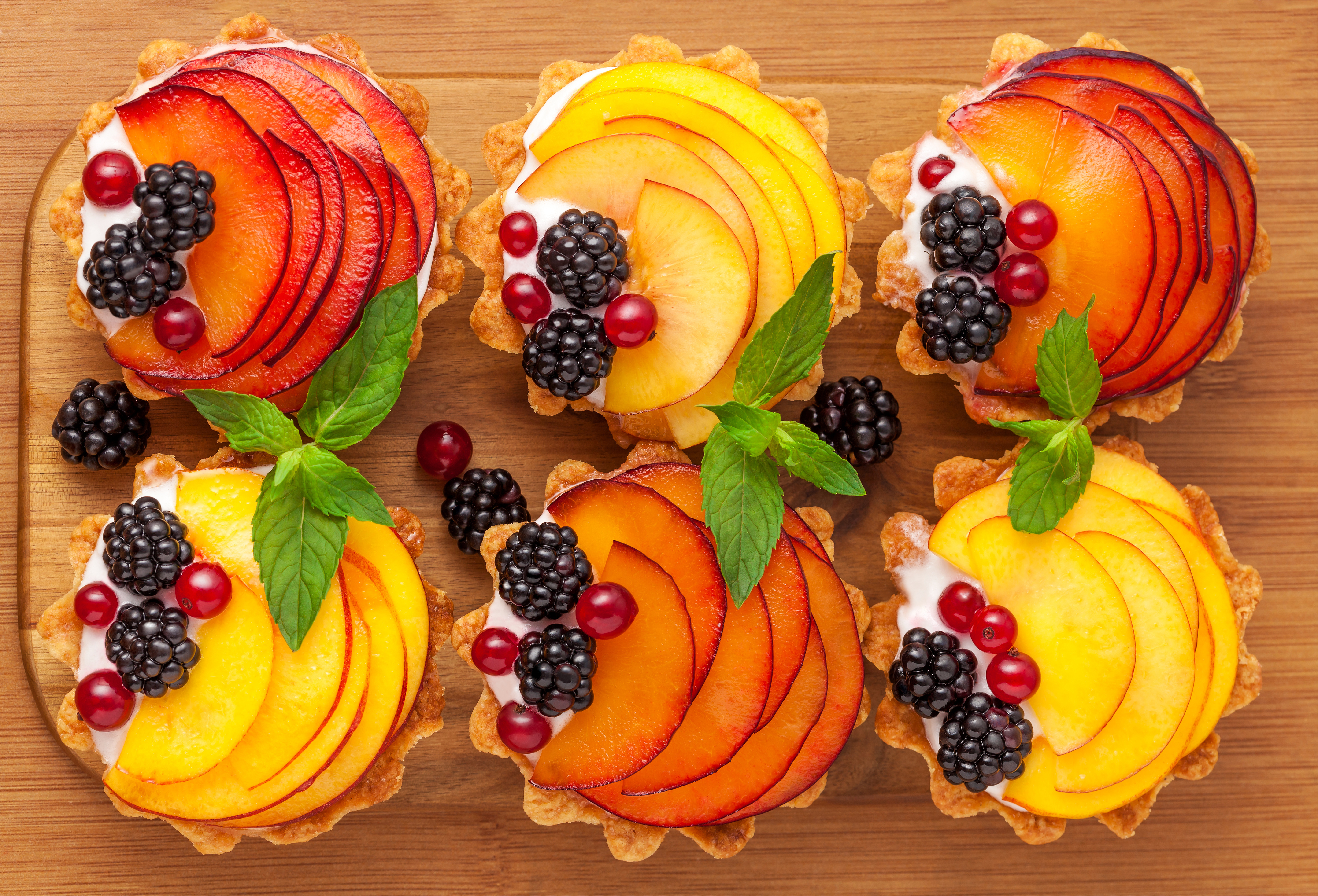 Обои фрукты, яблоки, ягоды, десерт, ежевика, смородина, пирожное, fruit, apples, berries, dessert, blackberry, currants, cake разрешение 5628x3828 Загрузить