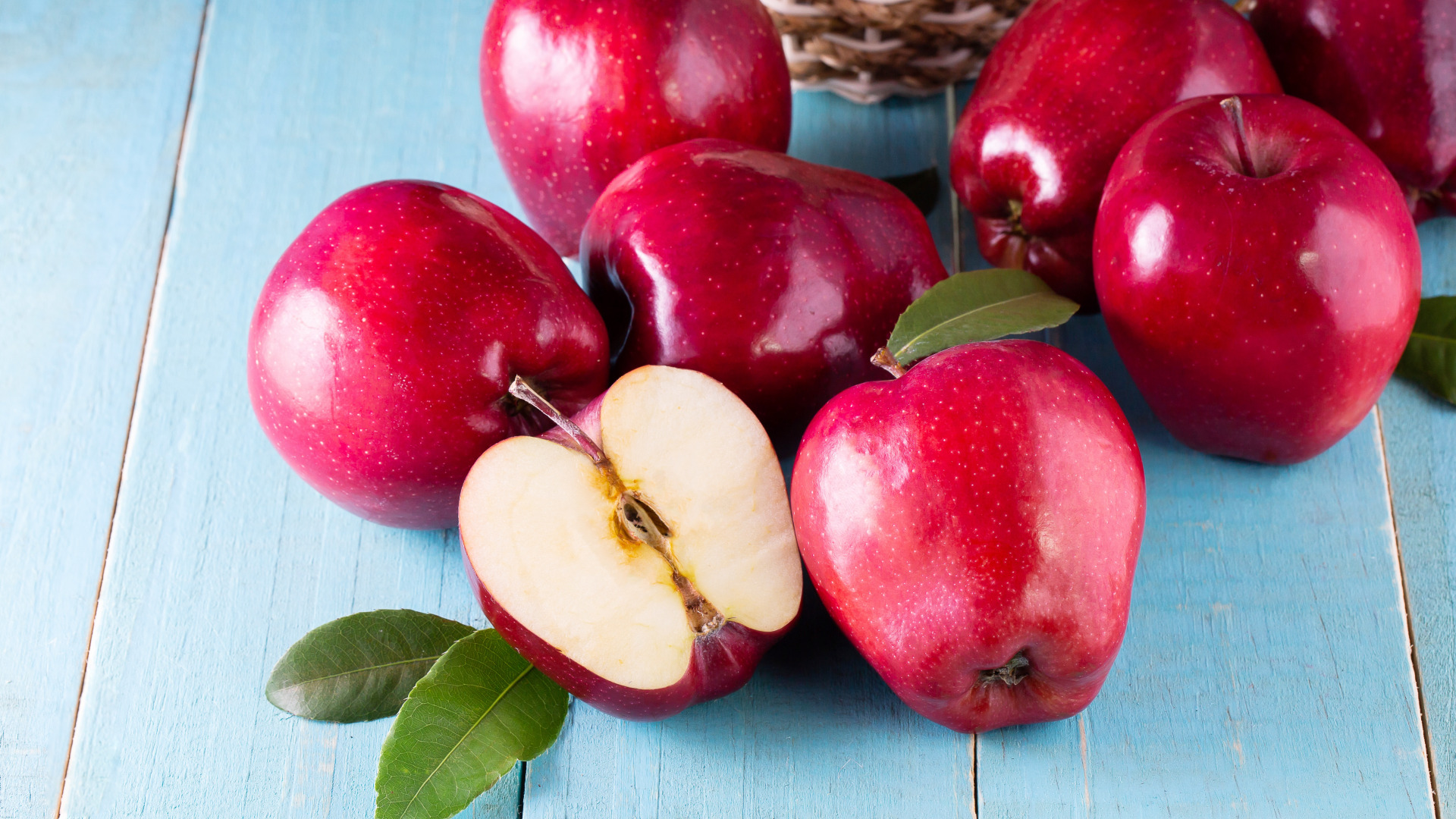Обои фрукты, яблоки, краcный, дерева, парное, fruit, apples, red, wood, fresh разрешение 1920x1080 Загрузить
