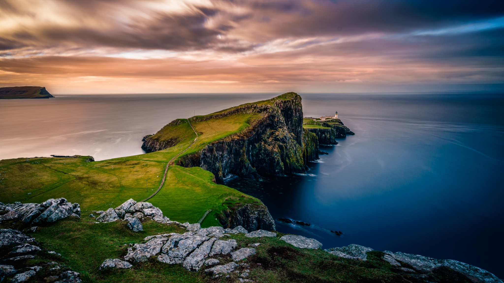 Обои скалы, природа, пейзаж, море, маяк, остров, шотландия, скай, rocks, nature, landscape, sea, lighthouse, island, scotland, skye разрешение 2048x1152 Загрузить