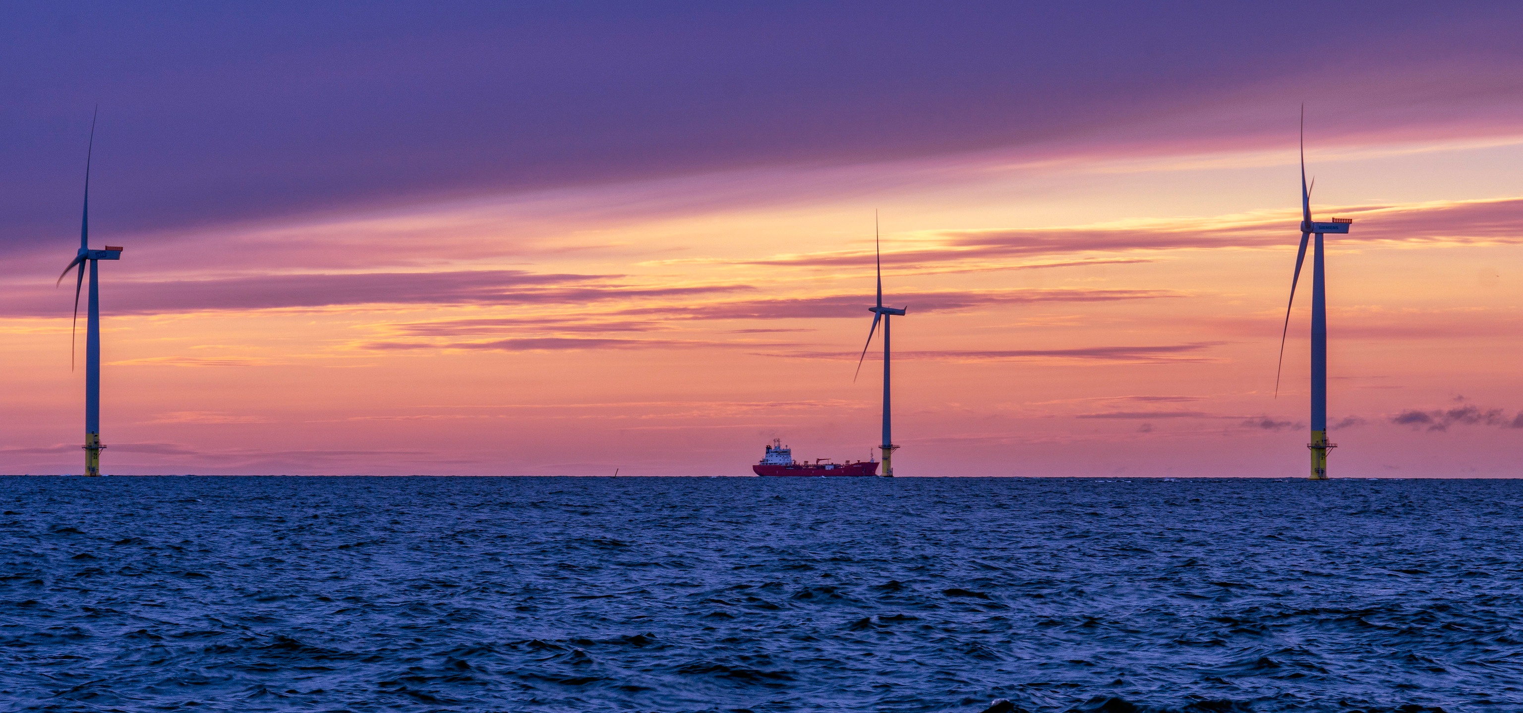 Обои закат, море, корабль, ветряки, финляндия, ветряные мельницы, sunset, sea, ship, windmills, finland разрешение 3072x1439 Загрузить