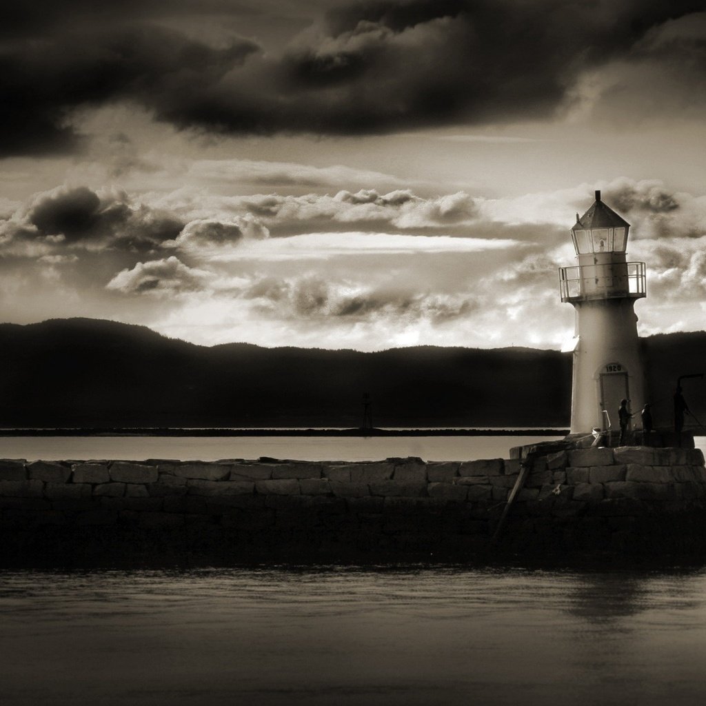 Обои облака, вода, берег, тучи, маяк, чёрно-белое, clouds, water, shore, lighthouse, black and white разрешение 1920x1200 Загрузить