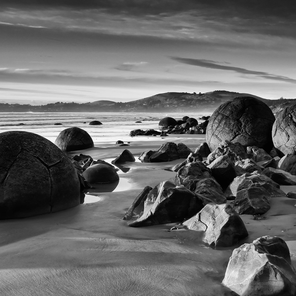 Обои камни, берег, черно-белая, круглые, stones, shore, black and white, round разрешение 2560x1600 Загрузить