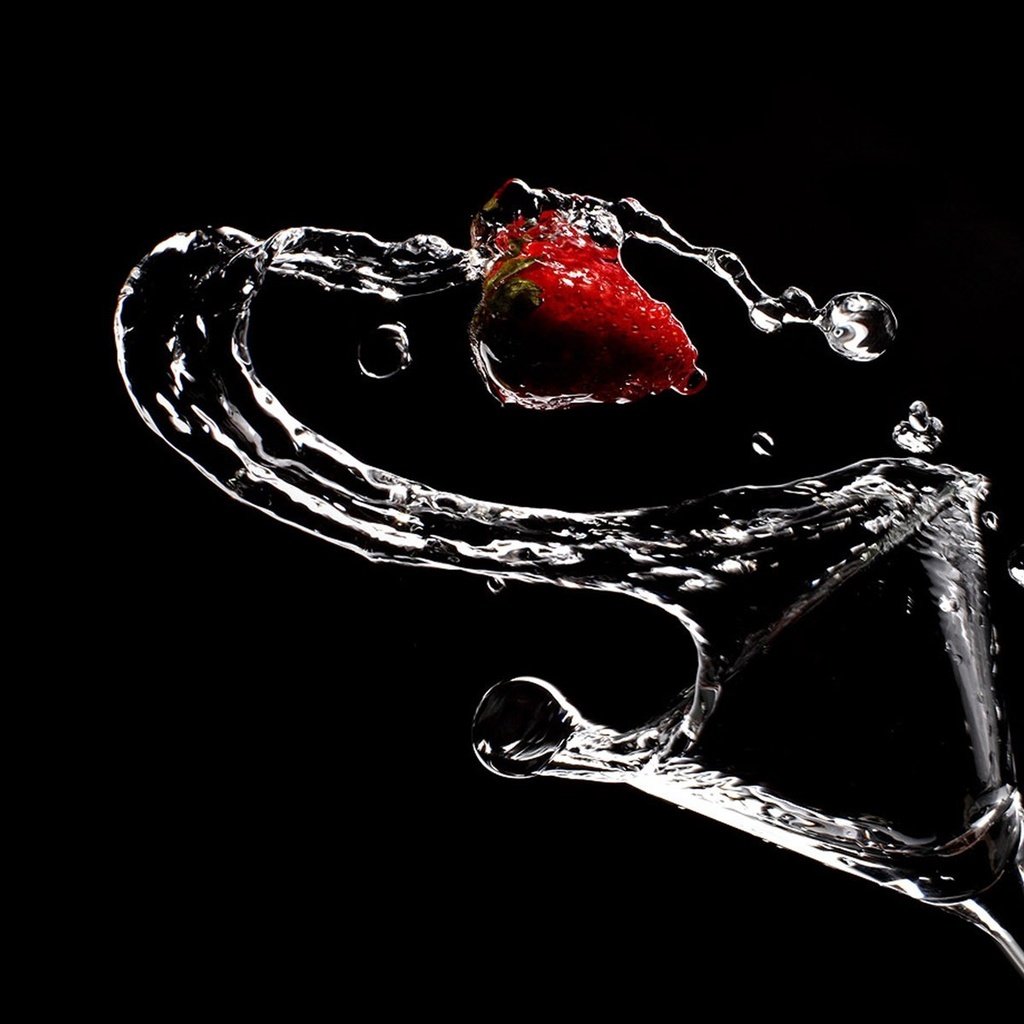 Обои вода, клубника, черный, бокал, water, strawberry, black, glass разрешение 1920x1200 Загрузить