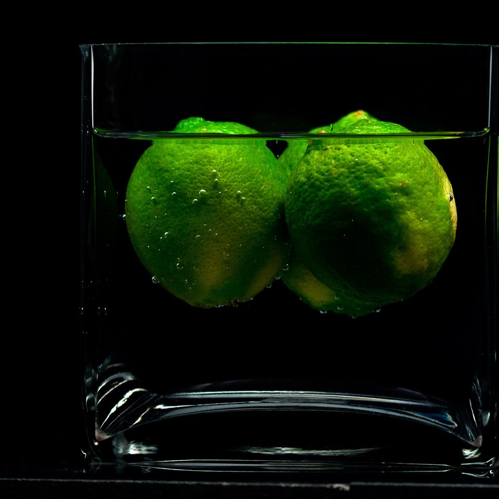 Обои вода, тень, черный фон, фрукт, лайм, стакан, жидкость, water, shadow, black background, fruit, lime, glass, liquid разрешение 2560x1600 Загрузить