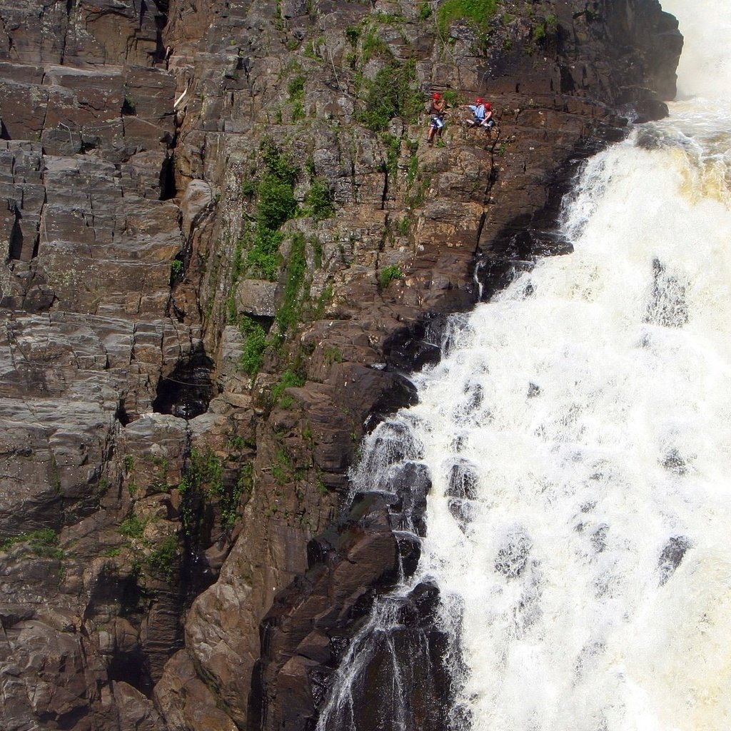 Обои горы, скала, водопад, скалолаз, альпинист, mountains, rock, waterfall, climber разрешение 1920x1080 Загрузить