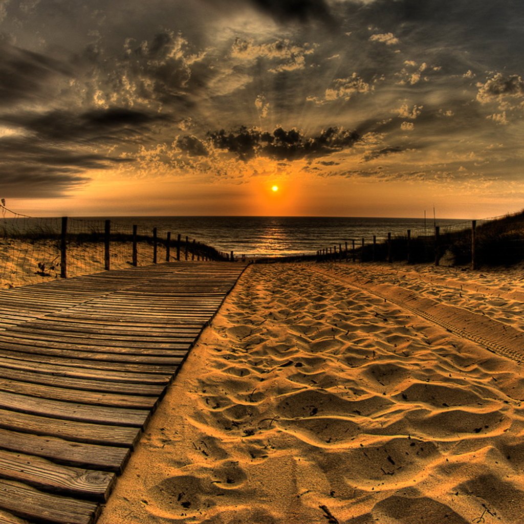 Обои облака, деревянная дорожка, вечер, закат, море, песок, пляж, горизонт, следы, clouds, the evening, sunset, sea, sand, beach, horizon, traces разрешение 1920x1080 Загрузить