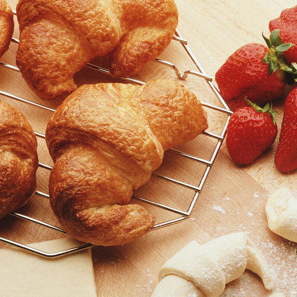 Обои утро, клубника, завтрак, круассан, morning, strawberry, breakfast, croissant разрешение 2560x1600 Загрузить