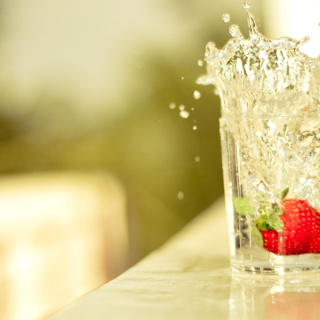 Обои вода, капли, клубника, стол, всплеск, стакан, water, drops, strawberry, table, splash, glass разрешение 2597x1724 Загрузить