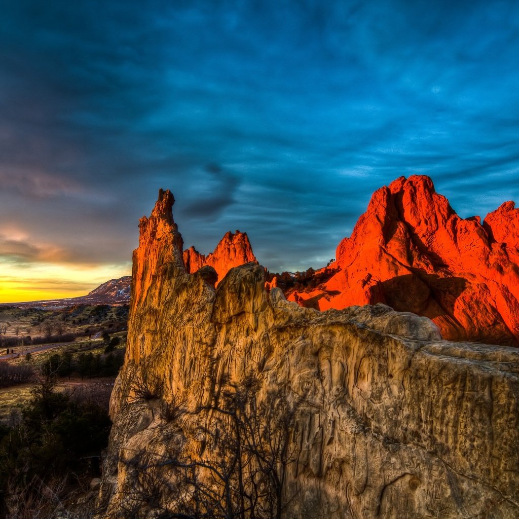 Обои небо, облака, горы, скалы, закат, колорадо, сад богов, the sky, clouds, mountains, rocks, sunset, colorado, garden of the gods разрешение 2048x1357 Загрузить