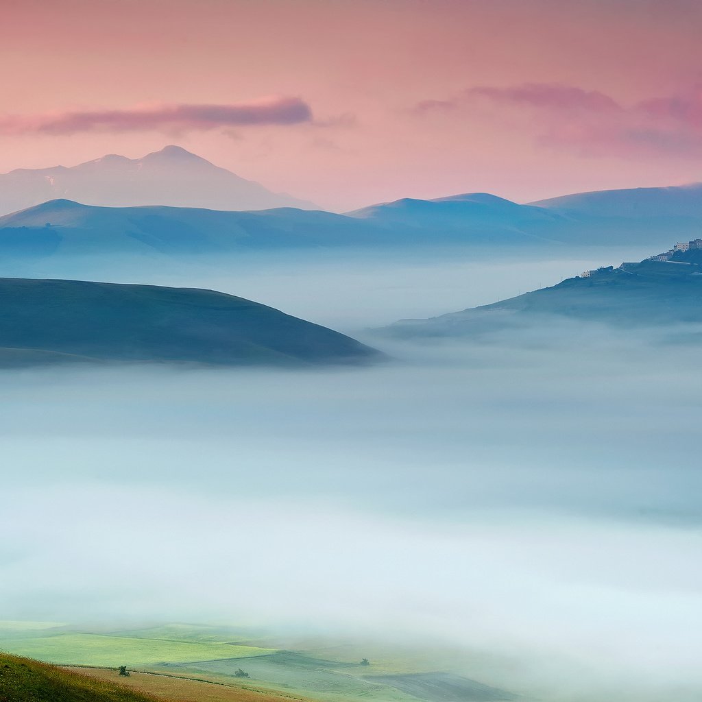 Обои небо, утро, туман, дом, италия, долина, усадьба, умбрия, the sky, morning, fog, house, italy, valley, estate, umbria разрешение 2048x1363 Загрузить