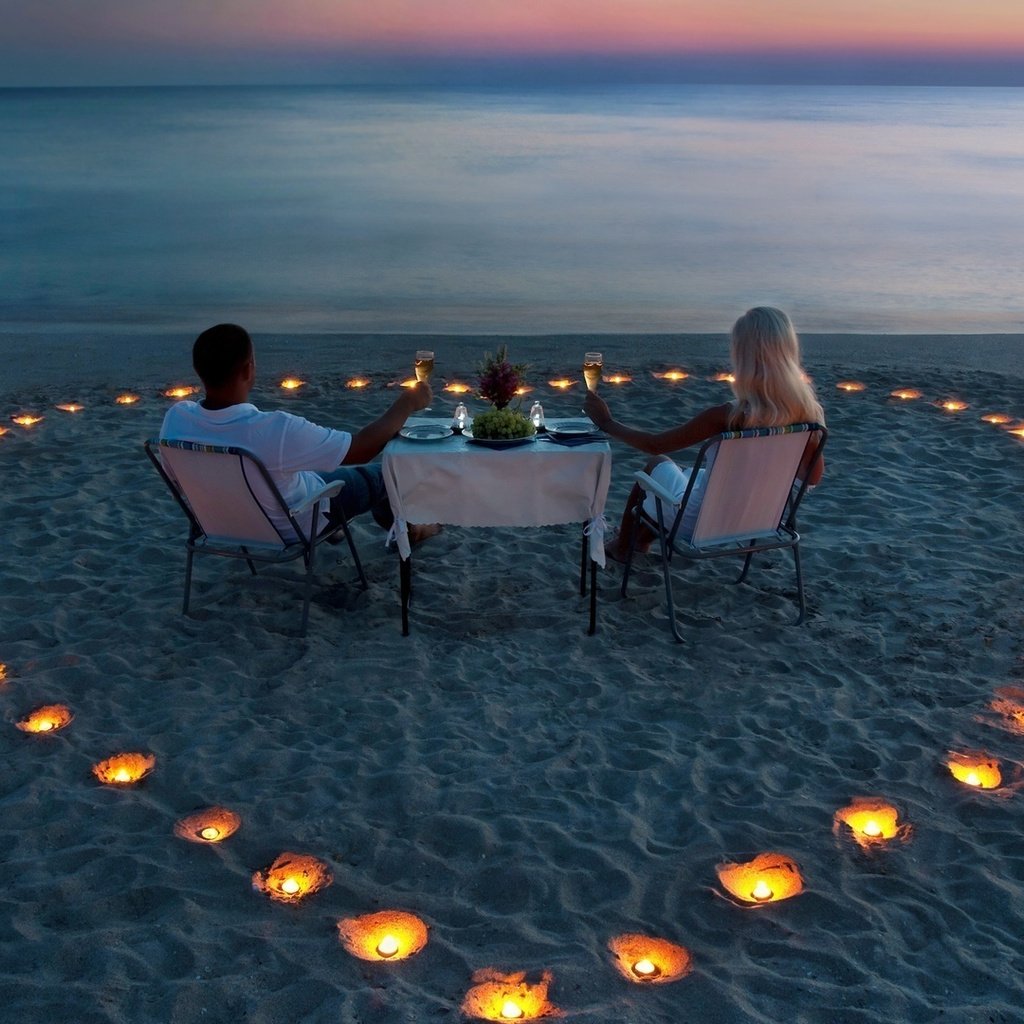 Обои мужчина и женщина пьют вино на берегу, свечи на песке в форме сердца, man and woman drinking wine on the shore, candles on the sand in the shape of a heart разрешение 1920x1080 Загрузить