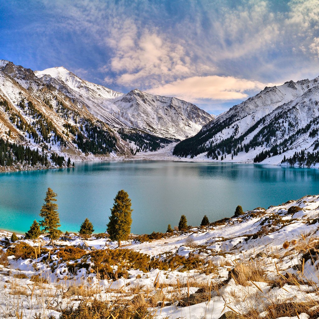 Обои озеро, горы, снег, природа, зима, голубая вода, lake, mountains, snow, nature, winter, blue water разрешение 2560x1440 Загрузить