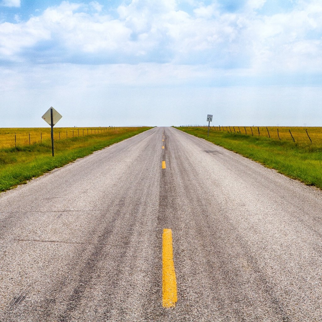 Обои небо, дорога, облака, горизонт, забор, the sky, road, clouds, horizon, the fence разрешение 2048x1365 Загрузить