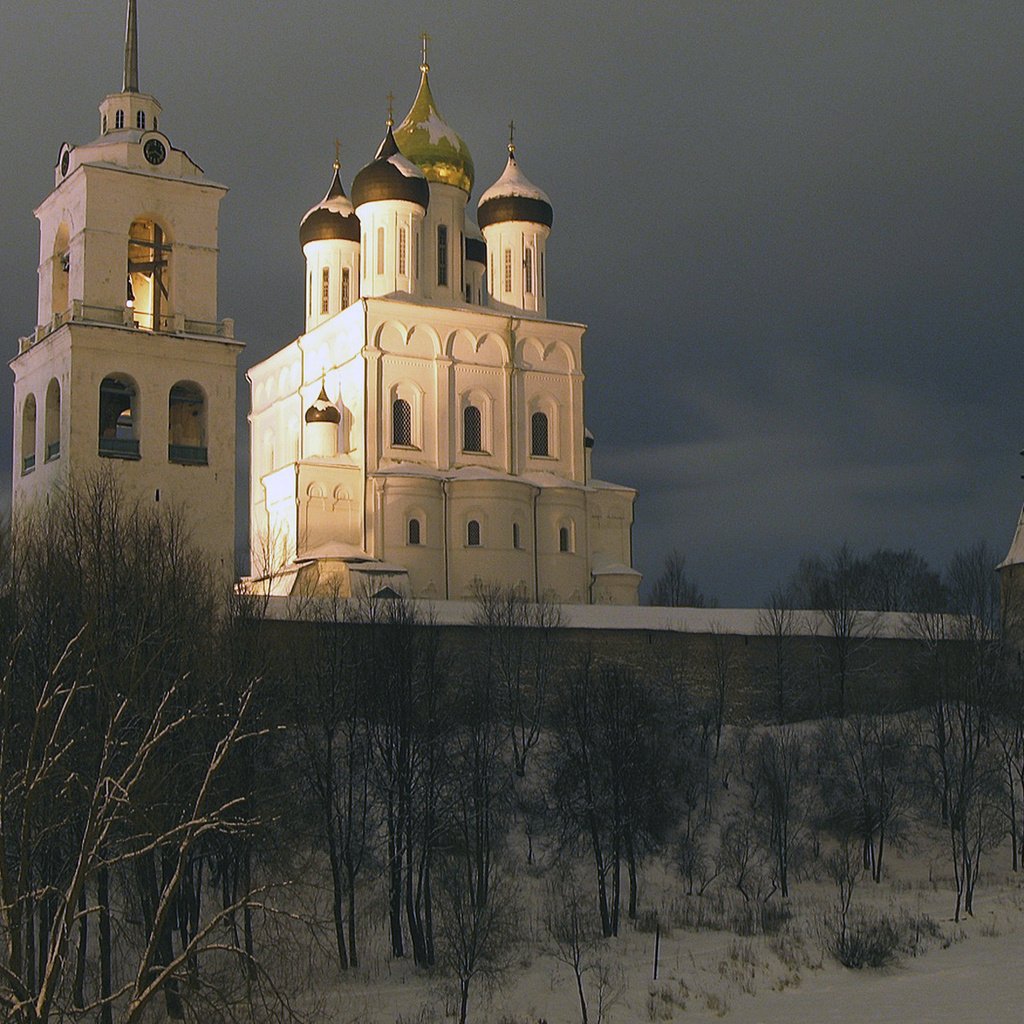 Обои псков, небо, храм, тучи, собор, город, россия, церковь, купола, pskov, the sky, temple, clouds, cathedral, the city, russia, church, dome разрешение 1920x1200 Загрузить