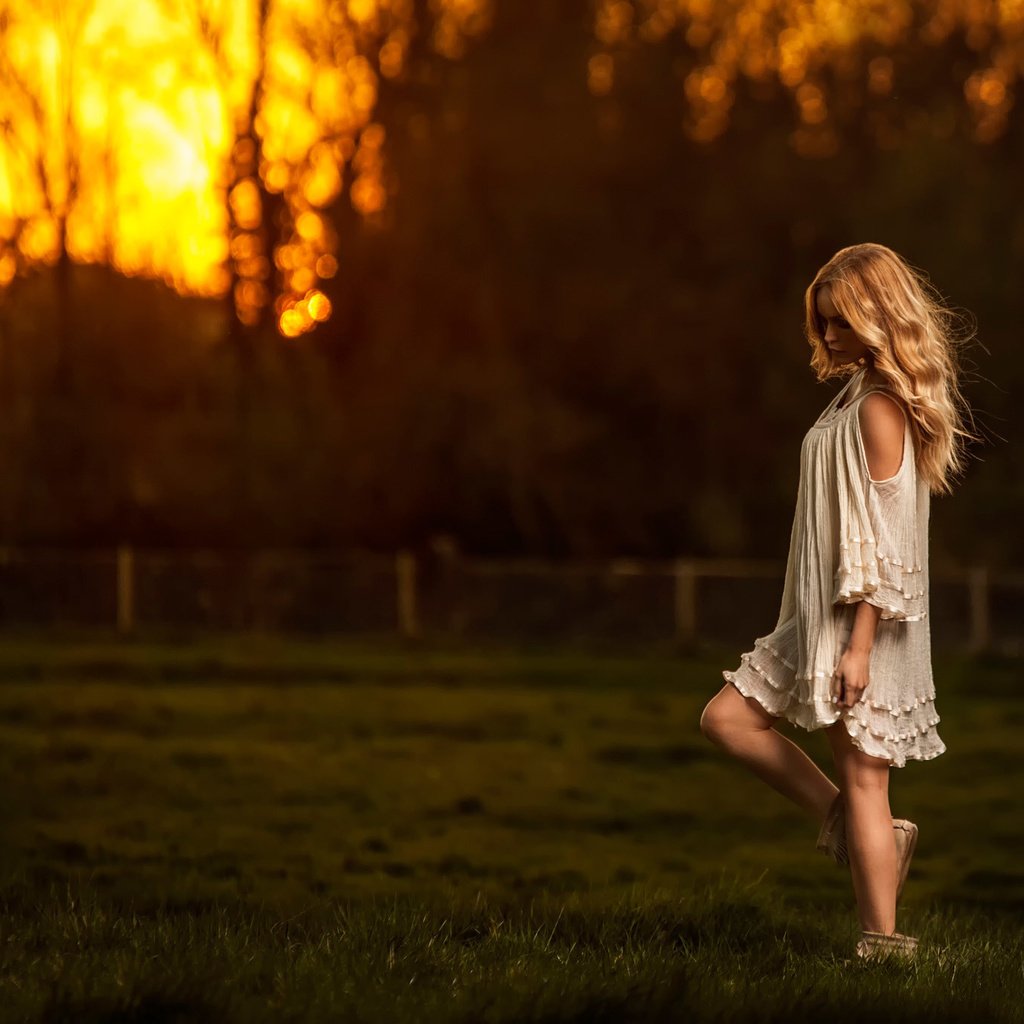 Обои небо, трава, природа, закат, девушка, блондинка, поле, the sky, grass, nature, sunset, girl, blonde, field разрешение 2048x1365 Загрузить