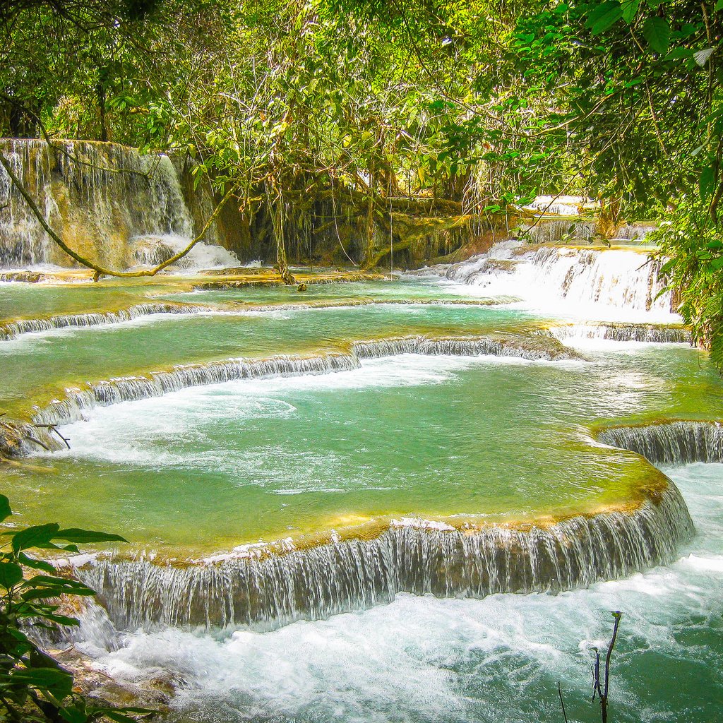 Обои деревья, скалы, природа, лес, водопад, лаос, kuang si waterfall, trees, rocks, nature, forest, waterfall, laos разрешение 2048x1365 Загрузить