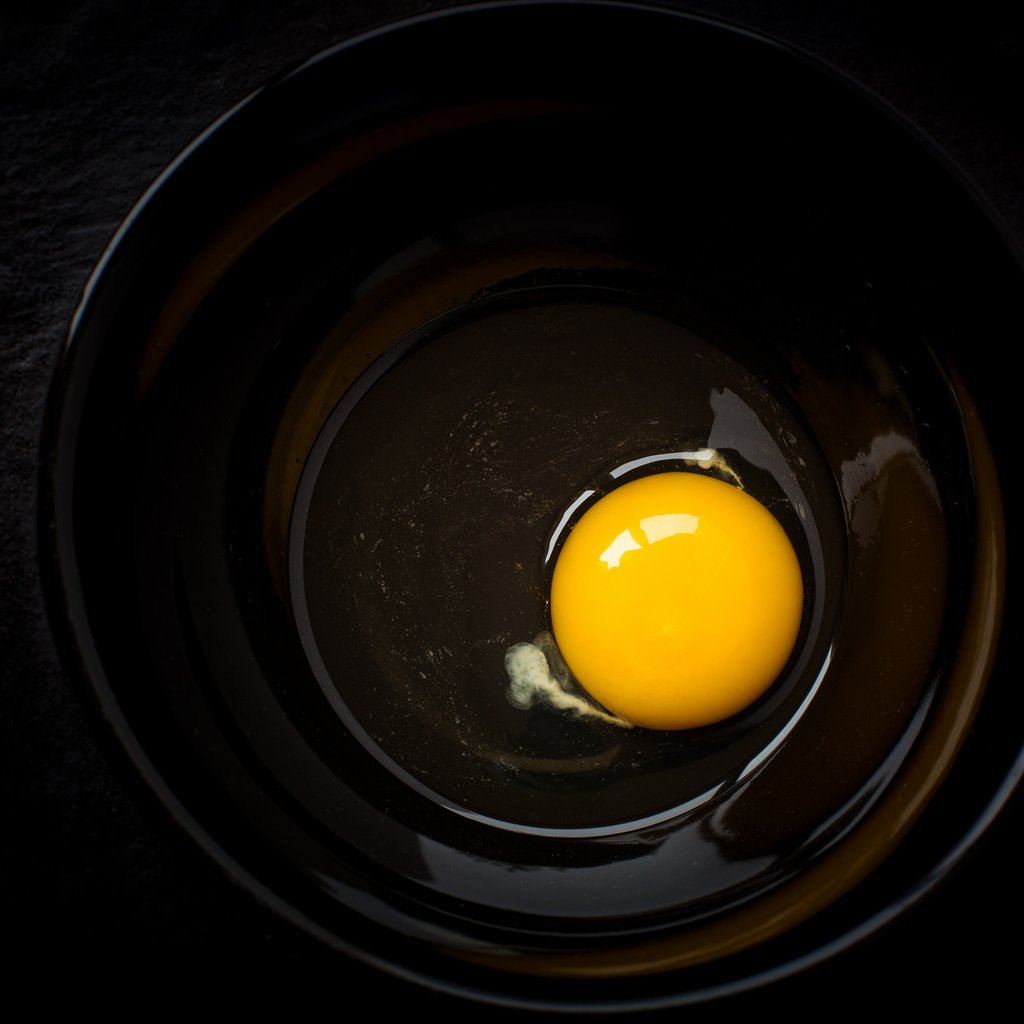 Обои макро, фон, черный фон, яйцо, миска, желток, macro, background, black background, egg, bowl, the yolk разрешение 2048x1365 Загрузить