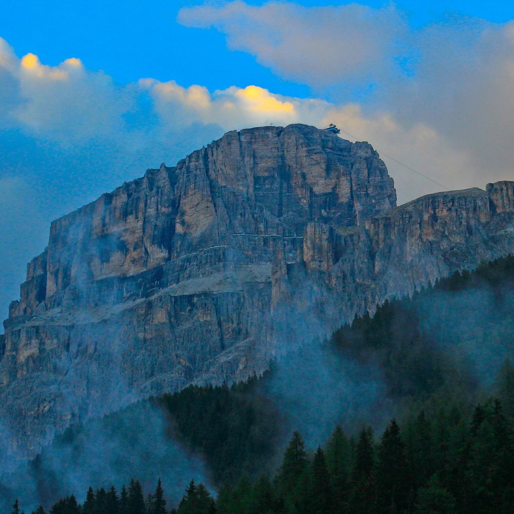 Обои небо, облака, деревья, скала, туман, гора, the sky, clouds, trees, rock, fog, mountain разрешение 2048x1365 Загрузить