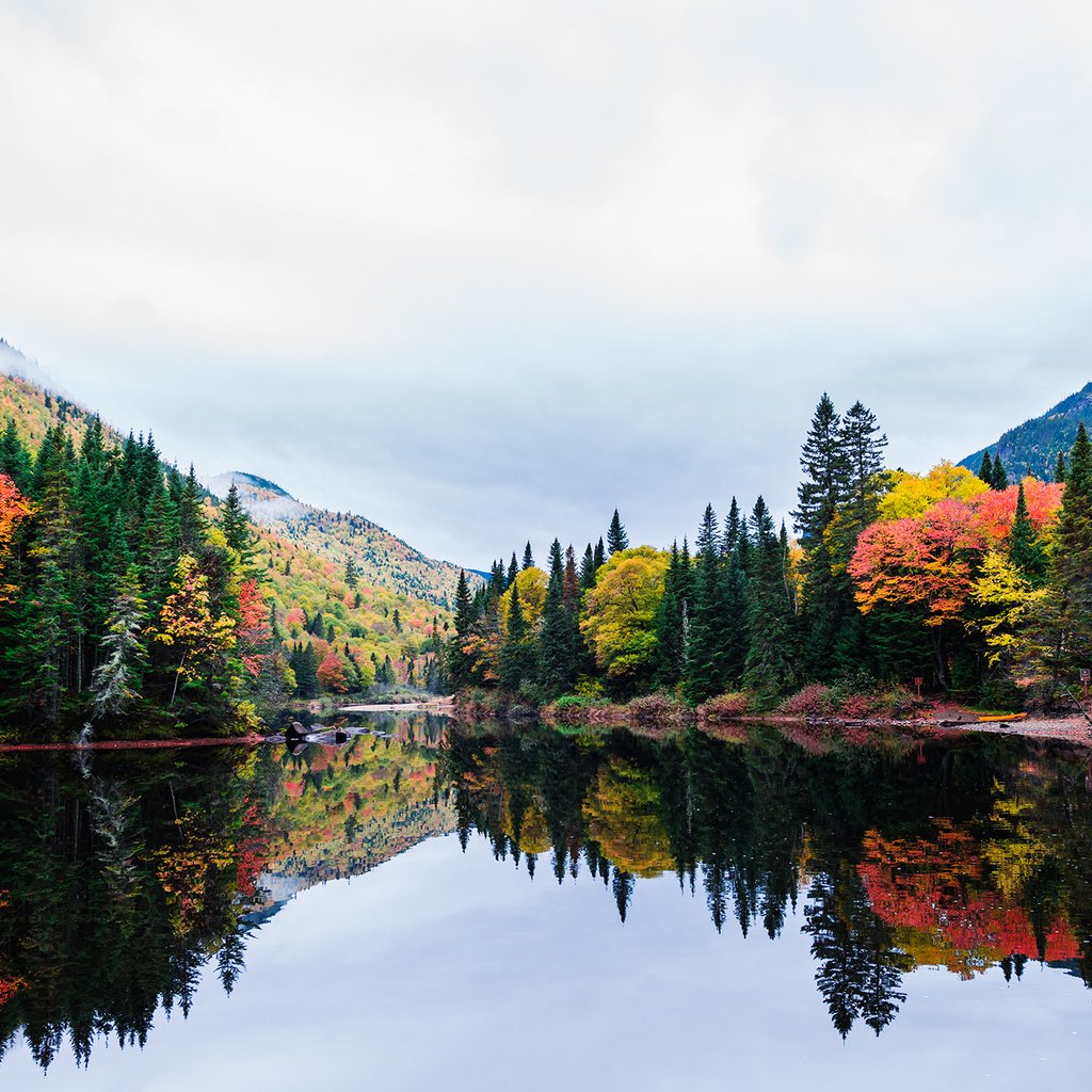 Обои озеро, горы, отражение, пейзаж, осень, канада, квебек, lake, mountains, reflection, landscape, autumn, canada, qc разрешение 2000x1335 Загрузить