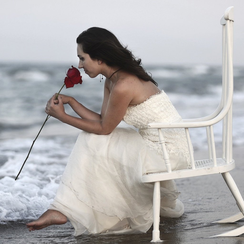 Обои девушка, море, роза, кресло, girl, sea, rose, chair разрешение 2048x1272 Загрузить