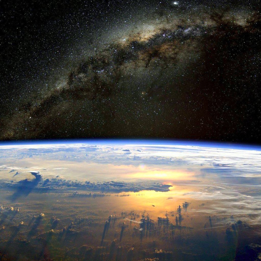 Обои облака, земля, космос, звезды, планета, горизонт, атмосфера, млечный путь, clouds, earth, space, stars, planet, horizon, the atmosphere, the milky way разрешение 1920x1080 Загрузить