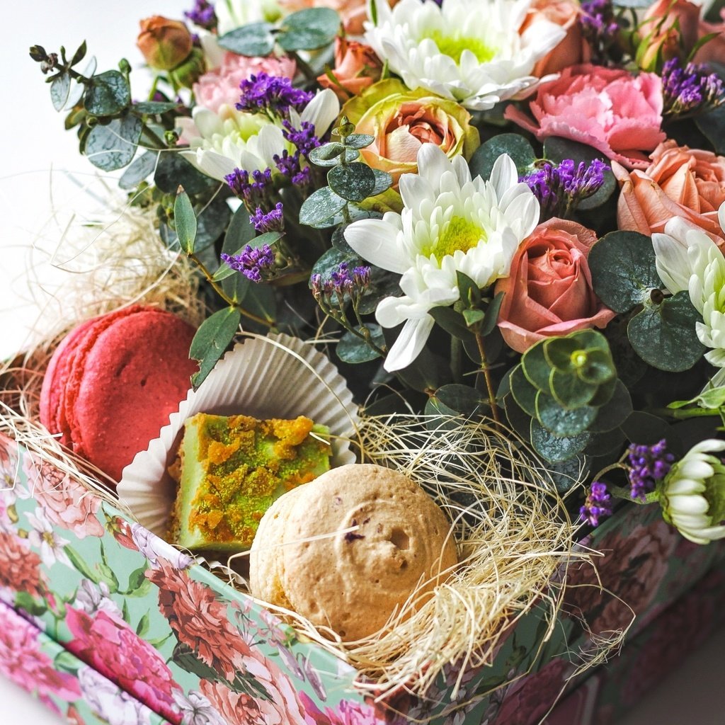 Обои розы, букет, подарок, хризантемы, пирожные, композиция, roses, bouquet, gift, chrysanthemum, cakes, composition разрешение 1920x1243 Загрузить