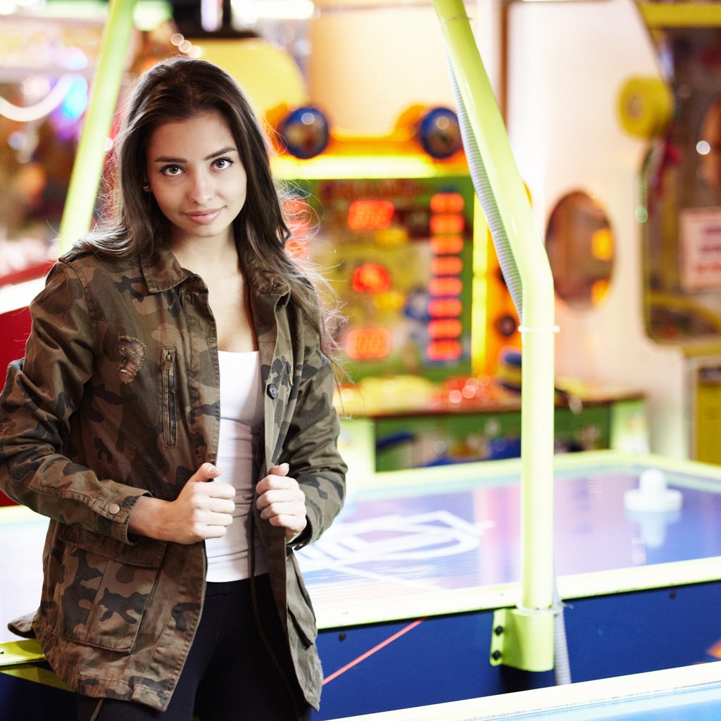 Обои девушка, взгляд, волосы, лицо, куртка, darina, аэрохоккей, girl, look, hair, face, jacket, air hockey разрешение 2000x1333 Загрузить