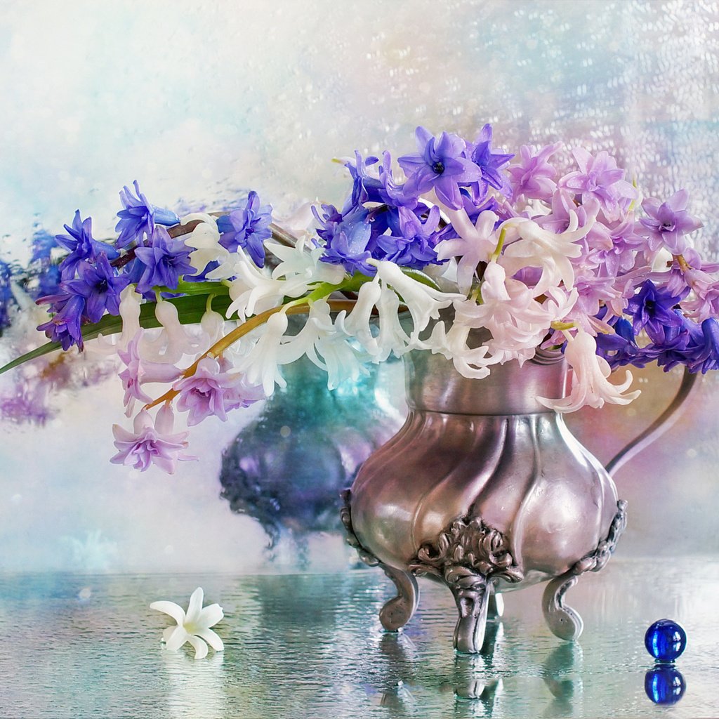 Обои цветы, вода, капли, шарики, ваза, гиацинты, flowers, water, drops, balls, vase, hyacinths разрешение 2048x1423 Загрузить